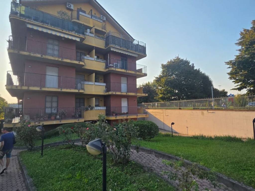 appartamento in vendita a Rozzano in zona Quinto Stampi