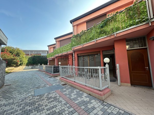 appartamento in vendita a Rozzano in zona Quinto Stampi