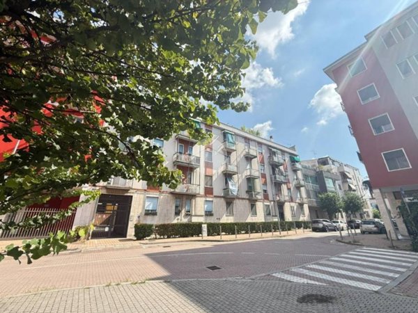 appartamento in vendita a Rozzano in zona Quinto Stampi