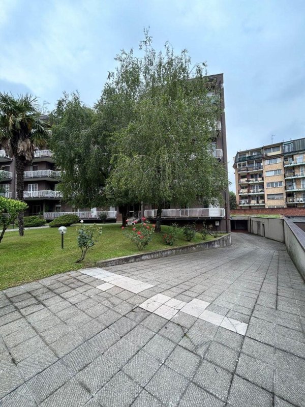 locale di sgombero in vendita a Rozzano in zona Quinto Stampi