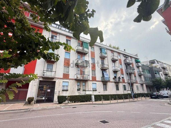 appartamento in vendita a Rozzano in zona Quinto Stampi