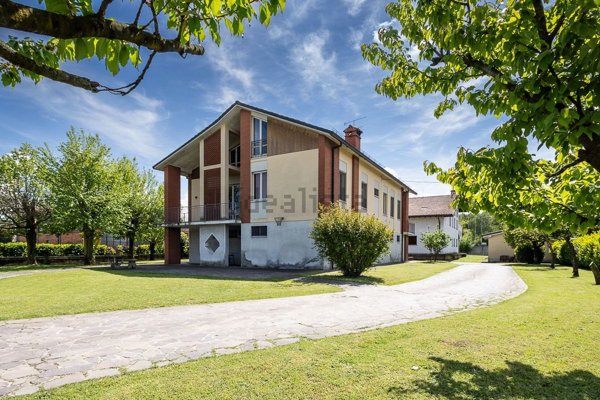 casa indipendente in vendita a San Colombano al Lambro in zona Campagna