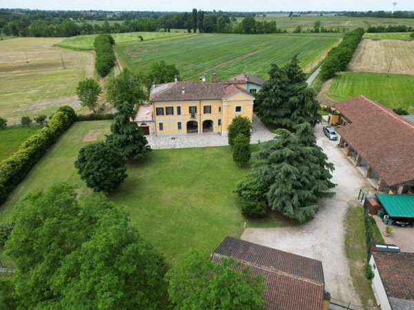 casa indipendente in vendita a San Colombano al Lambro in zona Campagna