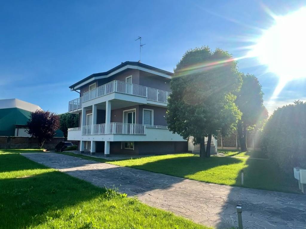 casa indipendente in vendita a San Colombano al Lambro