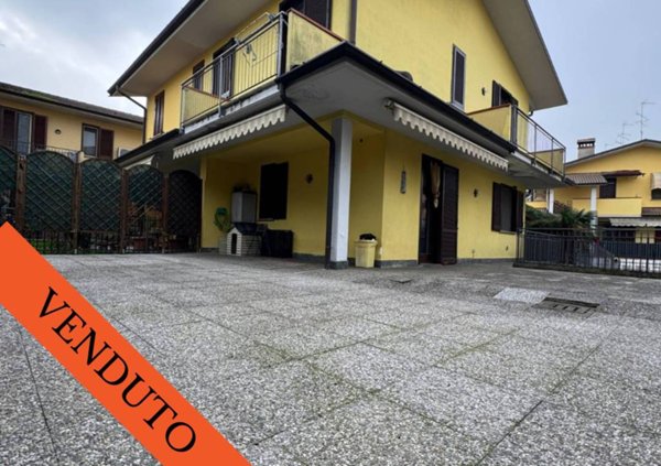 casa indipendente in vendita a San Colombano al Lambro in zona Campagna