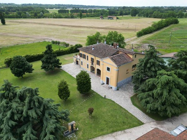 casa indipendente in vendita a San Colombano al Lambro in zona Campagna