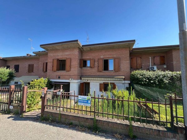casa indipendente in vendita a San Colombano al Lambro in zona Campagna