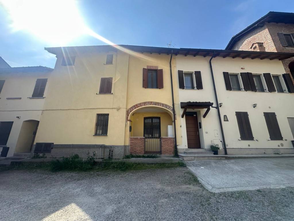 casa indipendente in vendita a San Colombano al Lambro in zona Campagna