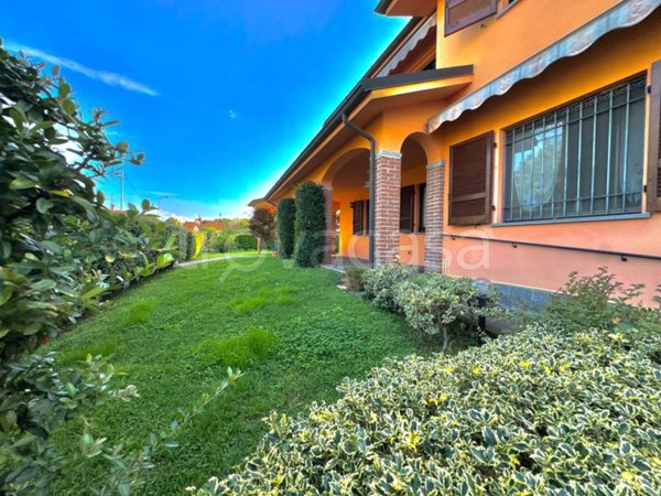 casa indipendente in vendita a San Colombano al Lambro in zona Campagna