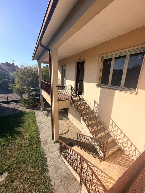casa indipendente in vendita a San Colombano al Lambro in zona Campagna