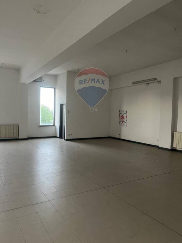 locale commerciale in vendita a San Donato Milanese
