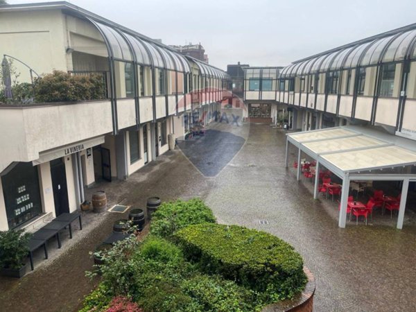 locale commerciale in vendita a San Donato Milanese