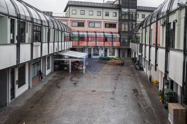 locale commerciale in vendita a San Donato Milanese