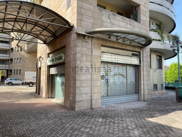 locale commerciale in vendita a San Donato Milanese