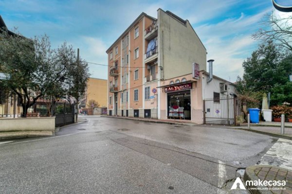locale commerciale in vendita a San Donato Milanese