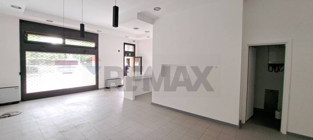 locale commerciale in vendita a San Donato Milanese