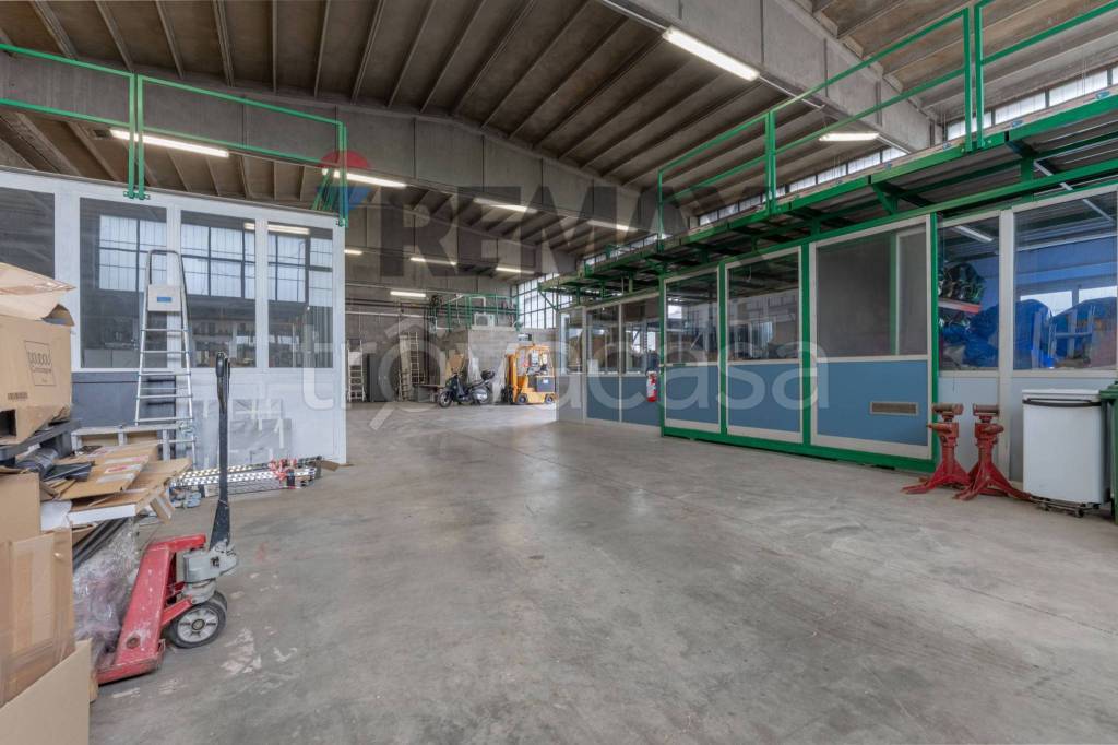 locale commerciale in vendita a San Donato Milanese