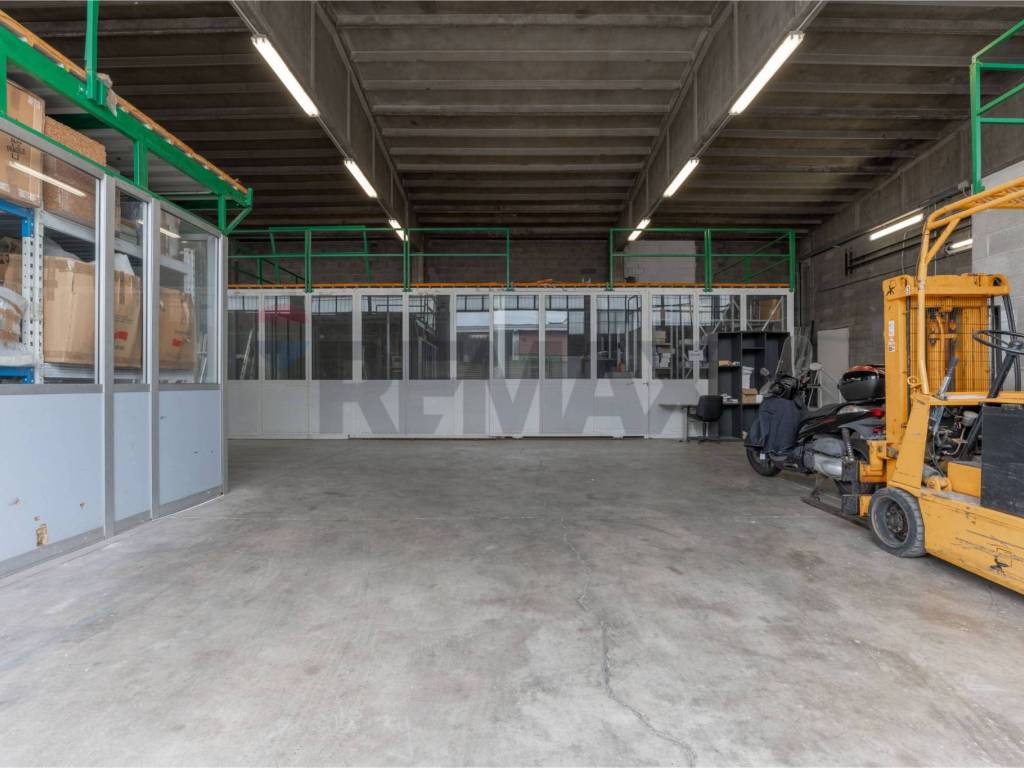 locale commerciale in vendita a San Donato Milanese in zona Poasco