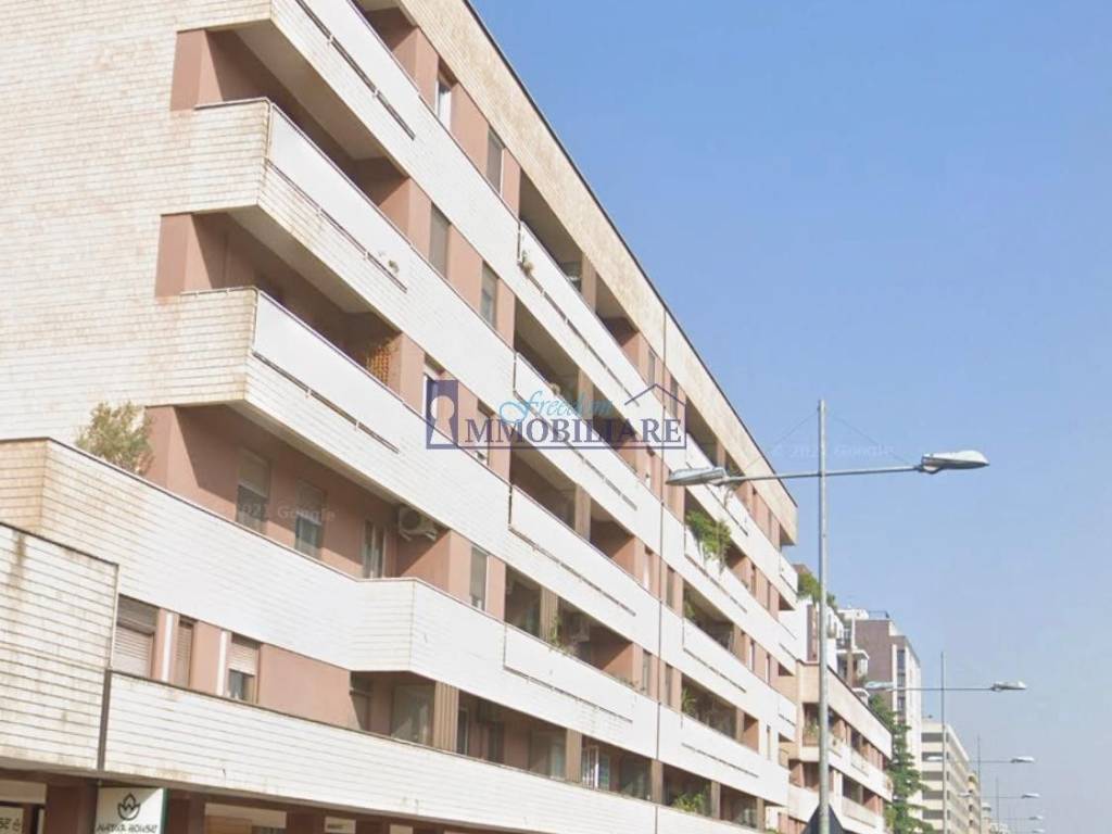 locale commerciale in vendita a San Donato Milanese