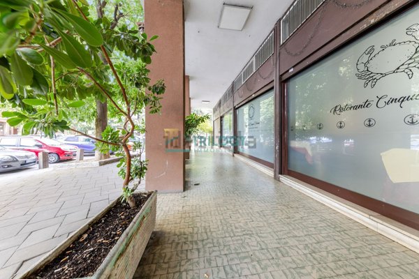 locale commerciale in vendita a San Donato Milanese