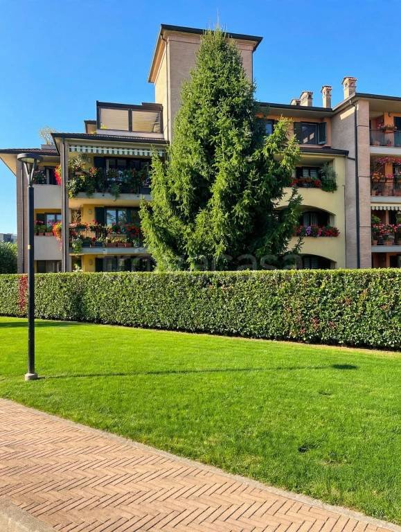 locale commerciale in vendita a San Donato Milanese in zona Poasco