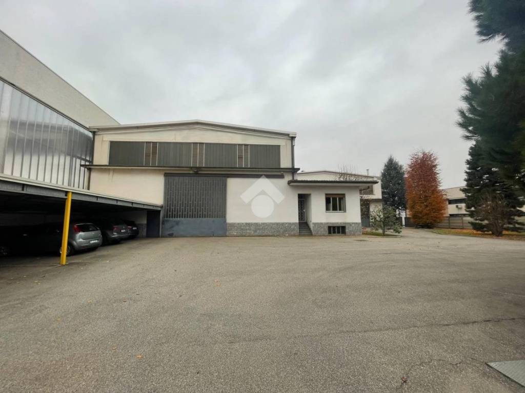 locale commerciale in vendita a San Giorgio su Legnano