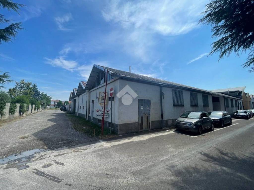 locale commerciale in vendita a San Giorgio su Legnano