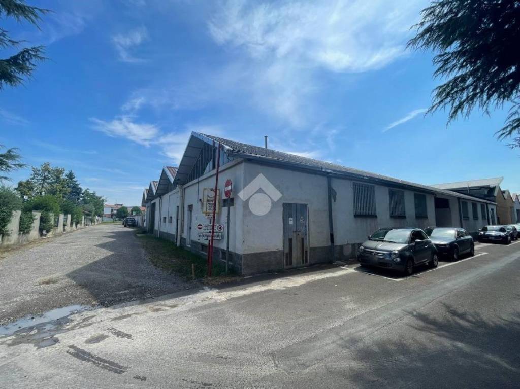 locale commerciale in vendita a San Giorgio su Legnano