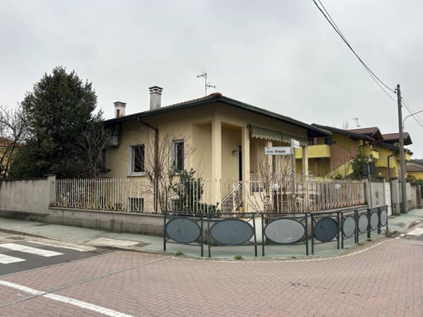casa indipendente in vendita a San Giorgio su Legnano