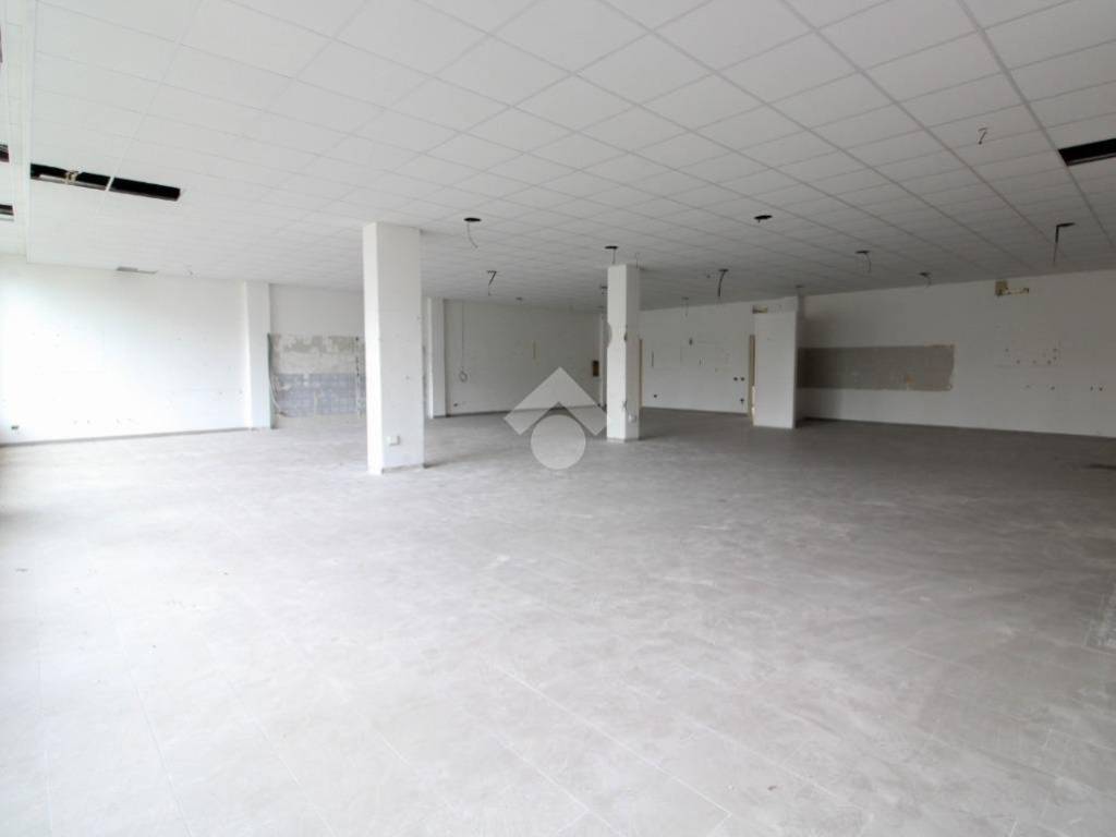 locale commerciale in vendita a San Giuliano Milanese