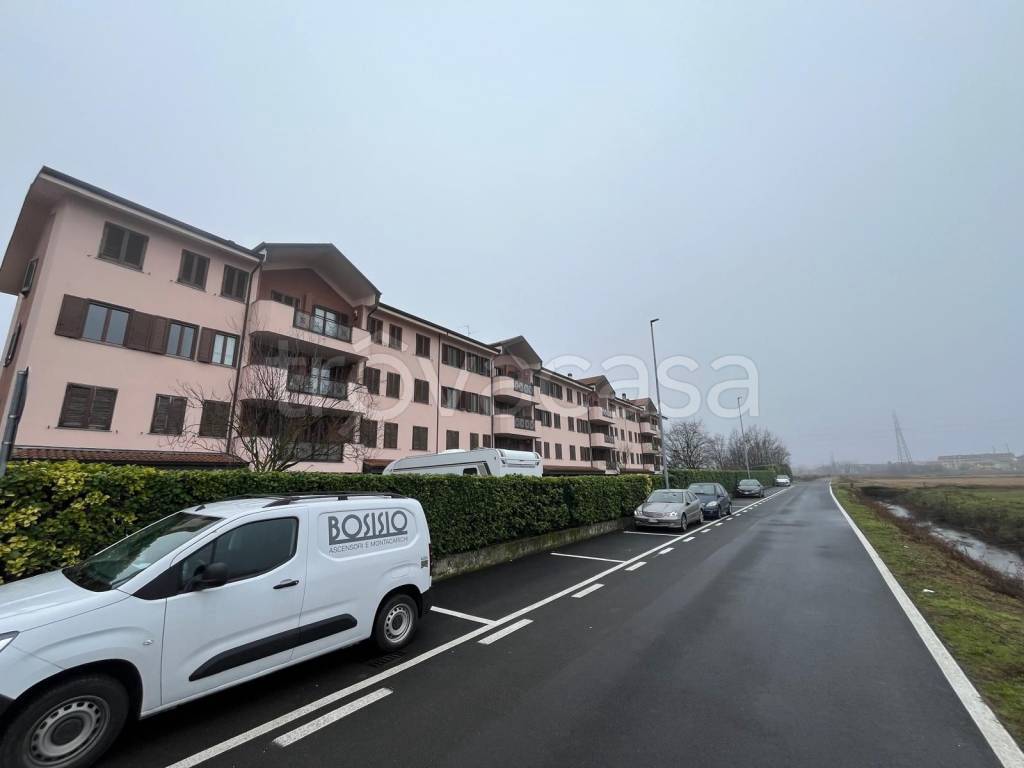locale commerciale in vendita a San Giuliano Milanese in zona Sesto Ulteriano