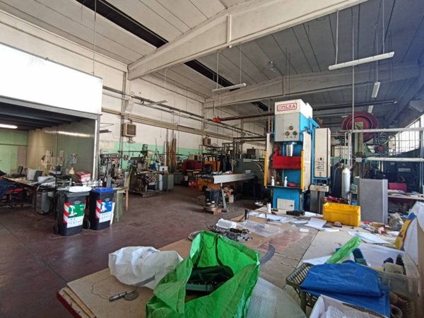 locale commerciale in vendita a San Giuliano Milanese in zona Civesio