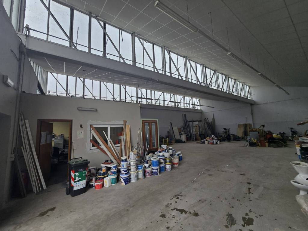 locale commerciale in vendita a San Giuliano Milanese in zona Civesio