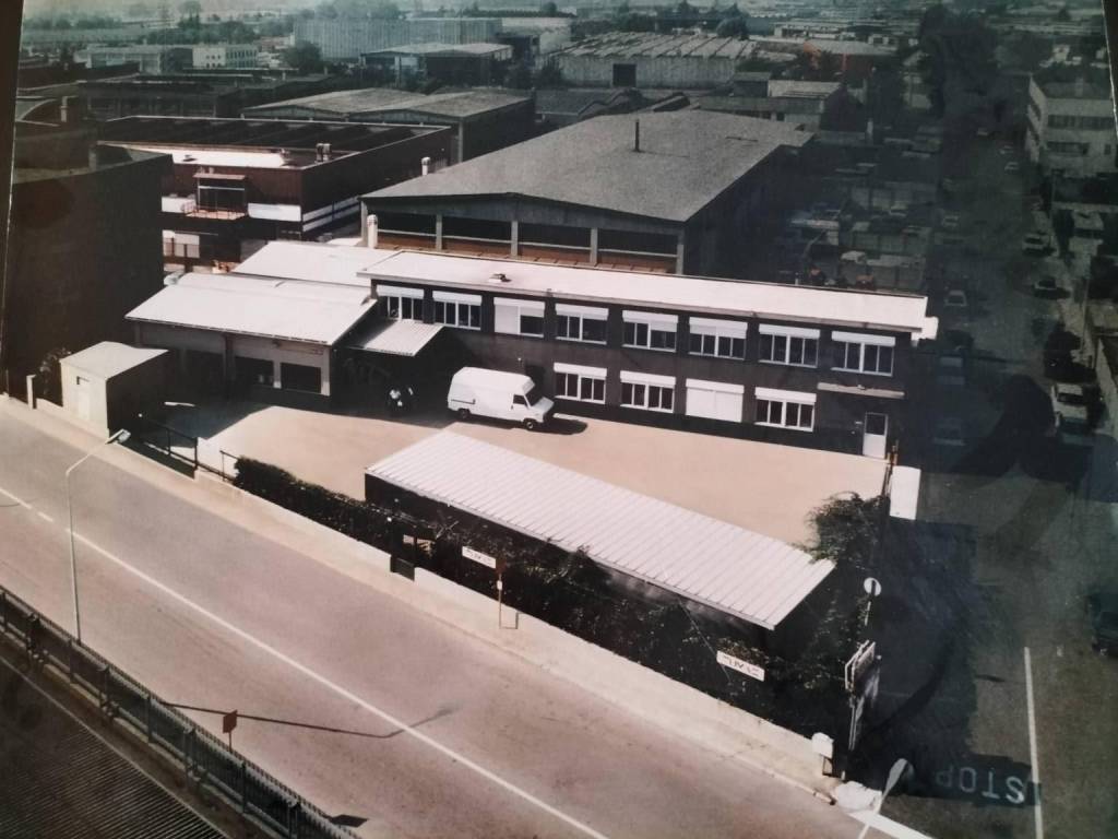 locale commerciale in vendita a San Giuliano Milanese in zona Civesio