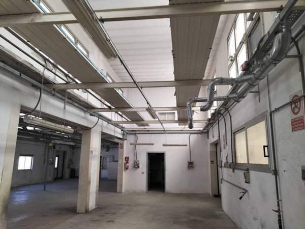 locale commerciale in vendita a San Giuliano Milanese in zona Civesio