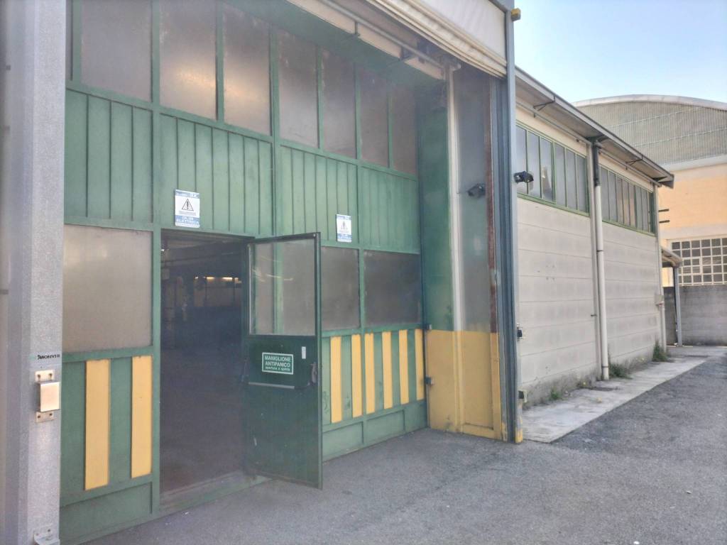 locale commerciale in vendita a San Giuliano Milanese in zona Civesio