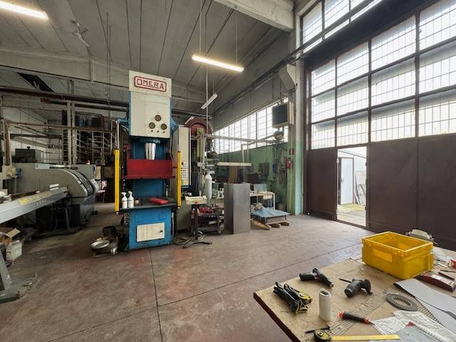 locale commerciale in vendita a San Giuliano Milanese in zona Civesio