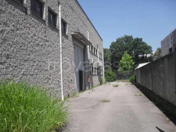 locale commerciale in vendita a San Giuliano Milanese in zona Zivido