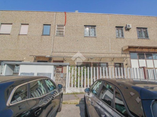 locale commerciale in vendita a San Giuliano Milanese