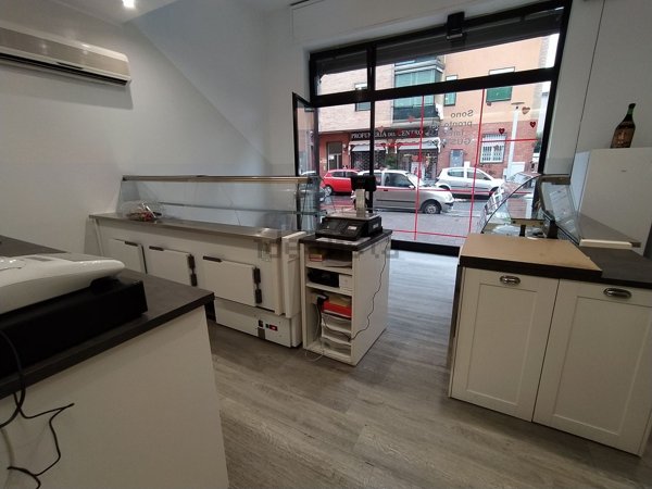 locale commerciale in vendita a San Giuliano Milanese