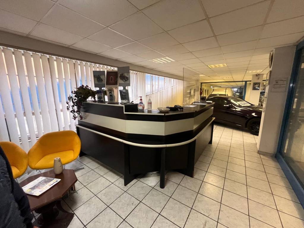 locale commerciale in vendita a San Giuliano Milanese in zona Borgolombardo