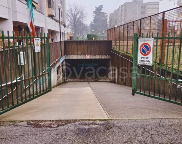 locale commerciale in vendita a San Giuliano Milanese in zona Zivido