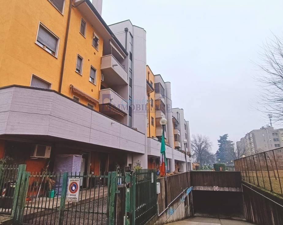 locale commerciale in vendita a San Giuliano Milanese in zona Zivido