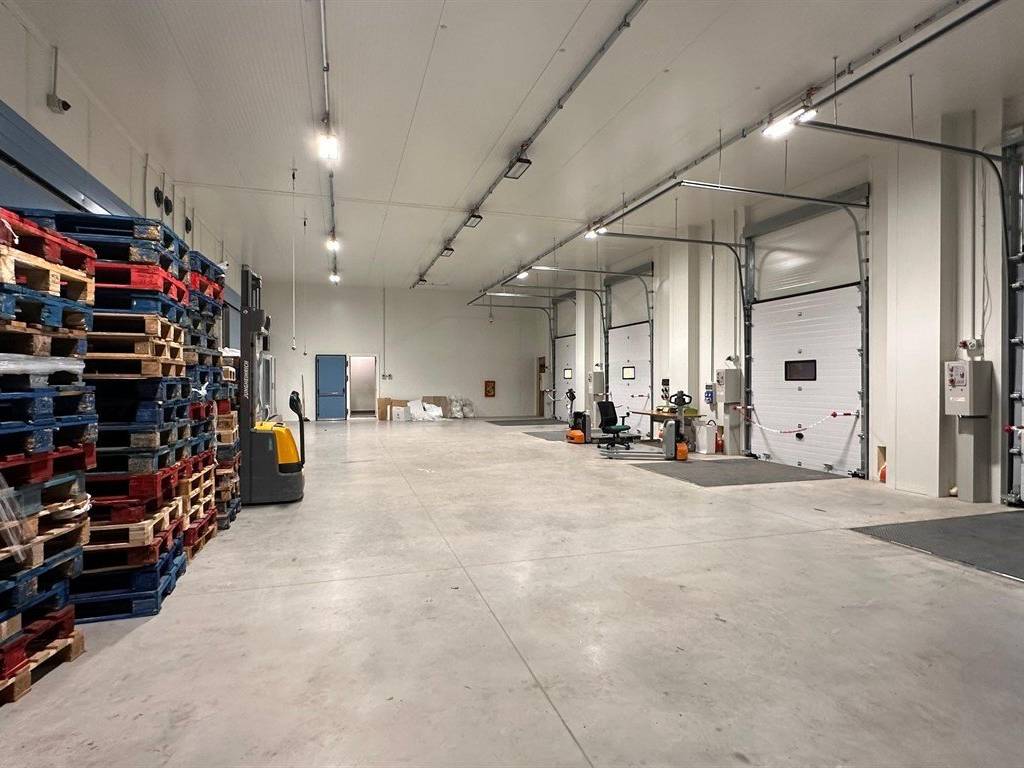 locale commerciale in vendita a San Giuliano Milanese in zona Sesto Ulteriano