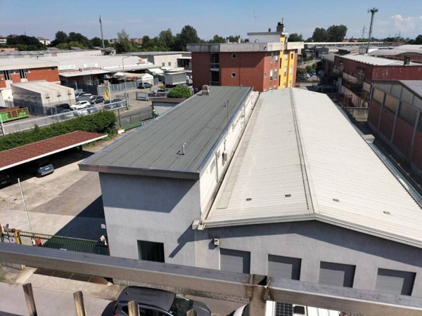locale commerciale in vendita a San Giuliano Milanese in zona Civesio