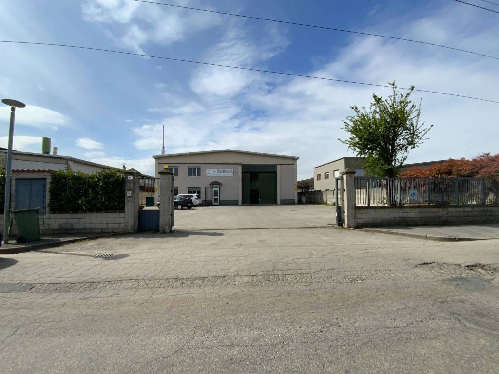 locale commerciale in vendita a San Giuliano Milanese in zona Civesio