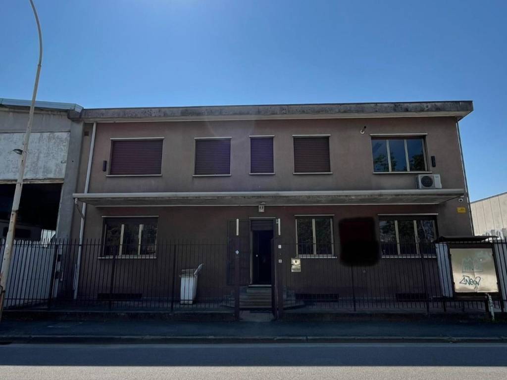 locale commerciale in vendita a San Giuliano Milanese in zona Civesio