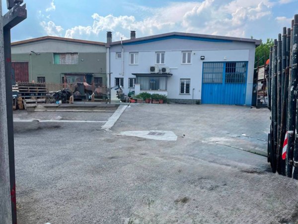 locale commerciale in vendita a San Giuliano Milanese in zona Zivido