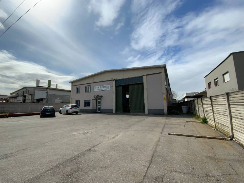 locale commerciale in vendita a San Giuliano Milanese in zona Civesio