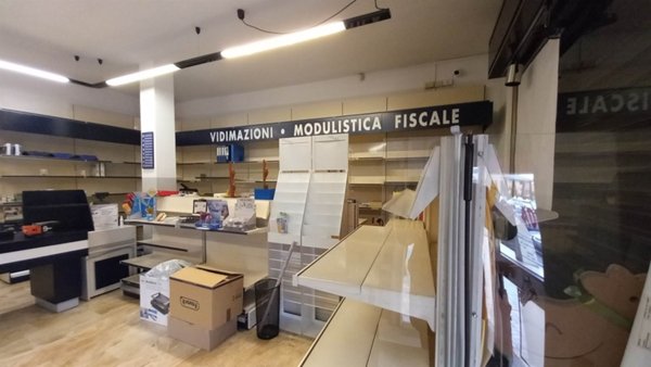 negozio in vendita a San Giuliano Milanese in zona Civesio